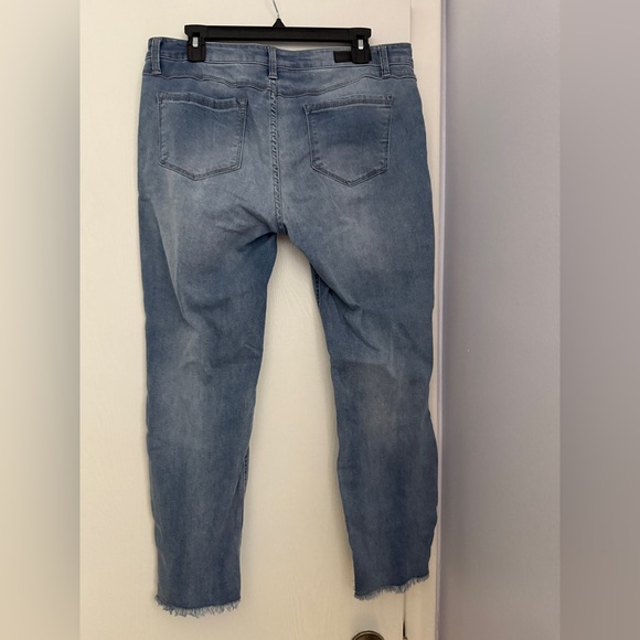 Women’s size 12 Kenneth Cole skinny distressed jeans. - Picture 3 of 3